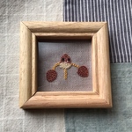 どんぐりのやじろべえの刺繍ミニ額