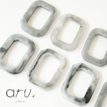 [S1908-1] 【10個】 樹脂 フープ パーツ 長方形 通し穴あり マット素材 マーブル模様 23×31mm ブラック×ホワイト