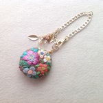 リネンと刺繍の花刺繍のバックチャーム＆ブローチ ブラウン