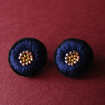 ＜Stella～遊び好きの星～＞刺繍イヤリング◎ディープネイビー◎アレルギー対応パーツ変更可能 