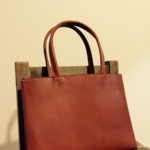 マチのない革のトート brownie