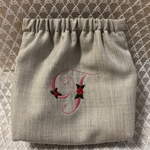   イニシャル刺繍バネポーチ