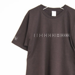 さりげなさがカッコいい、ギターのフレットＴシャツ  【ブラウン】 フロント・袖プリント　クルーネック　メンズ・レディース