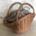 小さな籐のかごバッグ