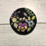 「ビオラとお花たち（黒地）2」刺繍ブローチ 刺繍ヘアゴム