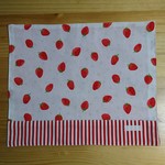 25 × 30 サイズの 可愛いいちご の ランチョンマット