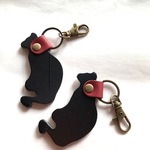 二個で300円.革の猫キーホルダー黒系26