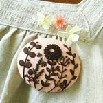 手刺繍ブローチ★懐かしい野原シルエットタイプ・こげ茶×ベージュピンク