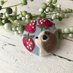 【ブローチorヘアゴムorパッチンピン】いちごと猫 刺繍　空色
