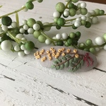 ミモザ刺繍の右髪用ヘアピン　グレー
