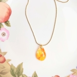 オレンジ色のマリーゴールドとひまわり🌻の花びらの雫型ネックレス　