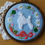 《送料無料》ホワイトプードルINクローバー・フラワーリース🐩