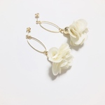 ホワイトフラワーピアス