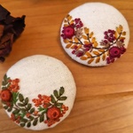 「秋の巻き玉の花」刺繍のブローチ、ヘアゴム