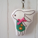 刺繍のチビうさぎストラップ♪緑