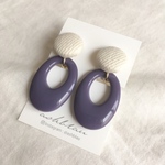 イヤリング/ピアス パープルオーバルフープ×生成りくるみボタンのイヤリング/ピアス