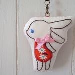 刺繍のチビうさぎストラップ♪赤
