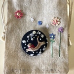 猫刺繍ブローチ  ✨星空を走るシマシマの猫ちゃん     小さなお花の刺繍小袋でお届け🍀