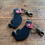 二個で300円.革の猫キーホルダー黒系28