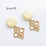 イヤリング・ピアス[秋冬]シンプルなシェルホワイト×デザインゴールドシンプルイヤリング・シンプルピアス【イヤリング・ピアス】