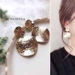 ✴︎再×2販売✴︎ウェーブラウンドゴールドチャームのアンサンブルピアス
