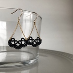 タティングレースのフリルモチーフピアス / black