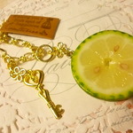 *夏季限定再販*スライスライムと鍵のバッグチャーム*花*12cm*