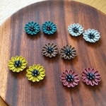 つまみ細工 秋のくすみカラーのお花のピアス・イヤリング
