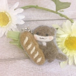 フランスパンとカワウソさんのバッグチャーム