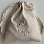 no.49 うさぎ刺繍巾着  しろうさぎ×生成り