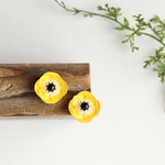 黄色いアネモネの花のピアス