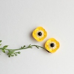 黄色いアネモネの花のイヤリング