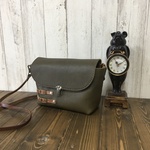 モス・グリーンのレトロなポシェット🕰