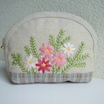 コスモスの手刺繍　ポーチ