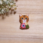 ネコの刺繍ブローチ 〜アネモネ〜