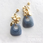 ガラスビーズとアクリルパーツ(ブルーグレー)ピアス＆イヤリング