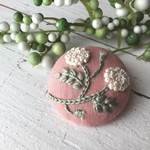 【ブローチorヘアゴムorパッチンピン】刺繍  マリーゴールド (いちごみるく)