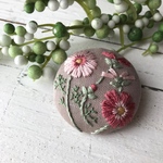 【ブローチorヘアゴムorパッチンピン】刺繍  コスモス (グレーベージュ)