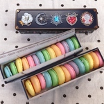 【限定レインボーカラー】ビジュー缶のマカロンラスク　お菓子のミカタ
