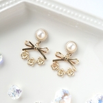 パールカボションとお花チャームのシンプルピアス/イヤリング