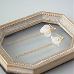 可憐な白い花のロングチェーンピアス/イヤリング