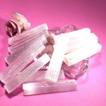 【聖母マリアのガラス】セレナイト原石　棒2本　15ｇ位