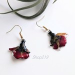 赤い薔薇と黒ネコピアス/イヤリング