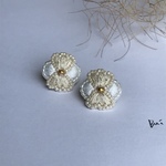 手刺繍　刺繍　刺しゅう　ビーズ　ピアス　花 フラワー  エクリュ×ホワイト