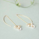 可憐な白い花のアメリカンピアス