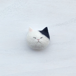 ねむり猫ブローチ - 白黒ぶち猫・No.1 -