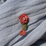 薔薇と花びらのピンバッチ[送料無料]テラコッタ 2Wey クレイフラワー 1点もの[053]