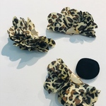 サテン フラワータッセル  ヒョウ柄 チャーム  ベージュ  ブラウン 