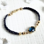 華奢なネイビーブレスレット