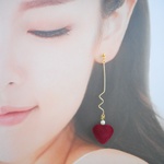 揺れるベロアハートの大人可愛いスティックピアス/イヤリング♡秋・冬 ボルドー